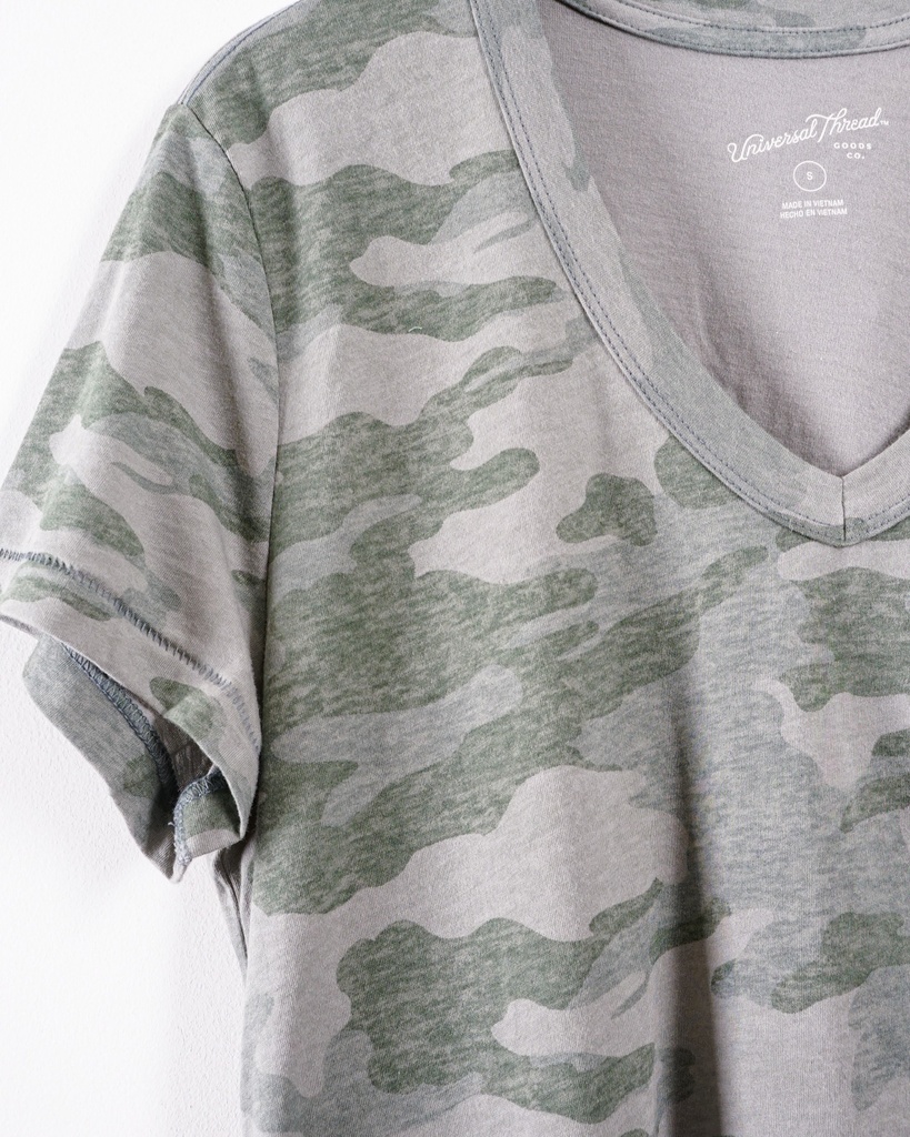 UNIVERSAL THREAD-T-SHIRT